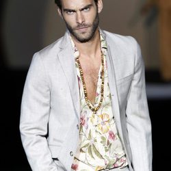 Jon Kortajarena con un traje gris de la colección primavera/verano 2014 de Roberto Verino en Madrid Fashion Week