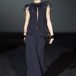 Vestido negro con plumas de la colección primavera/verano 2014 de Roberto Verino en Madrid Fashion Week