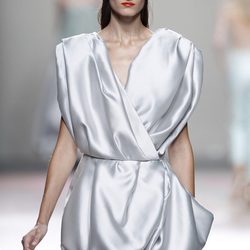 Vestido gris de la colección primavera/verano 2014 de Duyos en Madrid Fashion Week