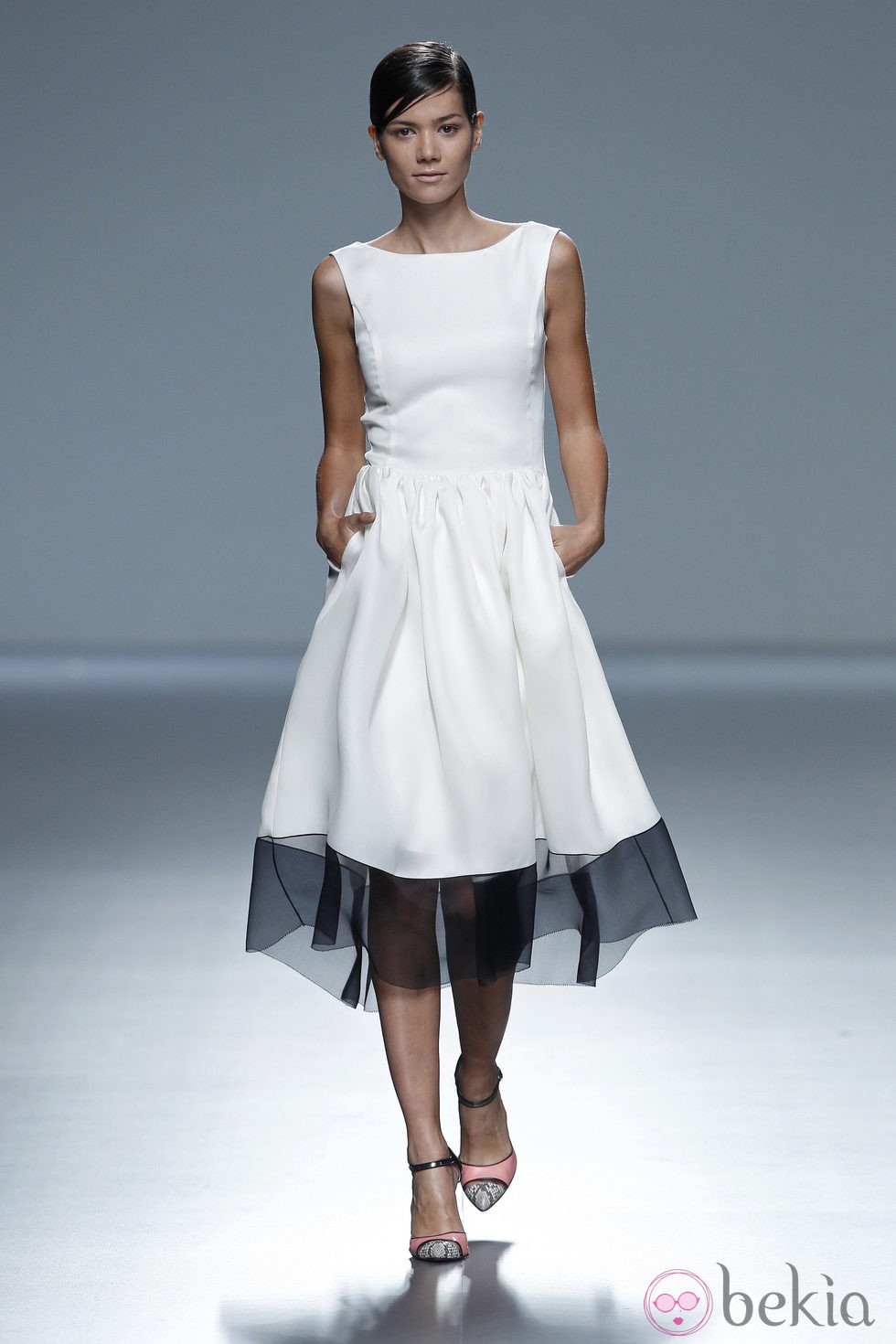 Vestido blanco de la colección primavera/verano 2014 de Victorio & Lucchino en Madrid Fashion Week