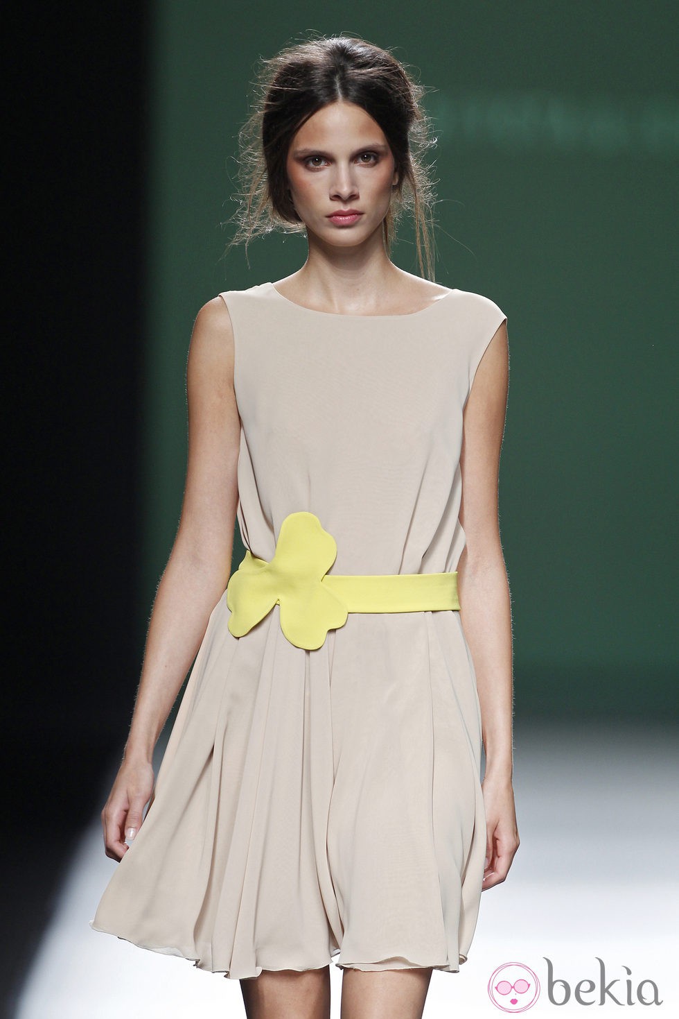 Vestido con cinturón amarillo de la colección primavera/verano 2014 de Devota&Lomba en Madrid Fashion Week