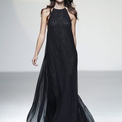 Vestido negro de tirantes de la colección primavera/verano 2014 de Teresa Helbig en Madrid Fashion Week