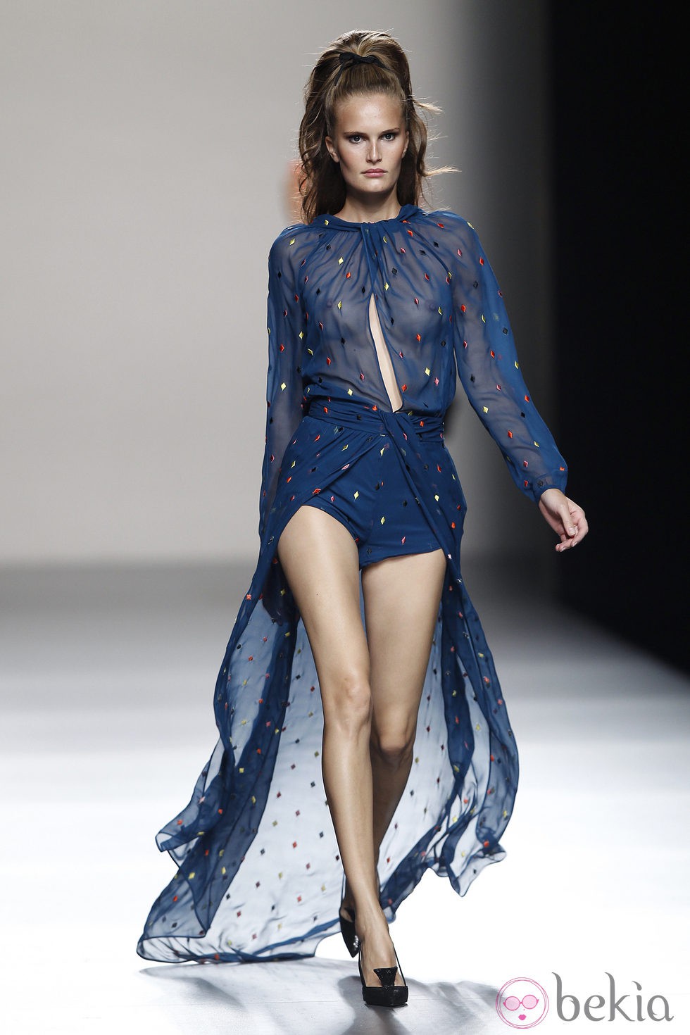 Vestido azul de transparencias de la colección primavera/verano 2014 de Miguel Palacio en Madrid Fashion Week