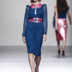 Vestido azul con adornos rosas de la colección primavera/verano 2014 de Miguel Palacio en Madrid Fashion