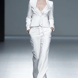 Traje blanco de la colección primavera/verano 2014 de Ángel Schlesser en Madrid Fashion Week