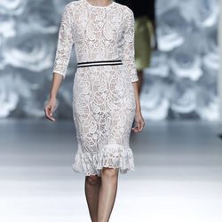 Vestido blanco de encaje de la colección primavera/verano 2014 de Juana Martín en Madrid Fashion Week