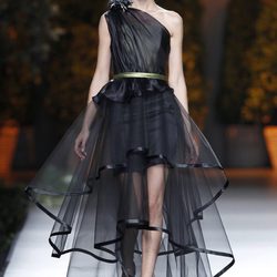 Vestido negro de vuelo de la colección primavera/verano 2014 de Ion Fiz en Madrid Fashion Week