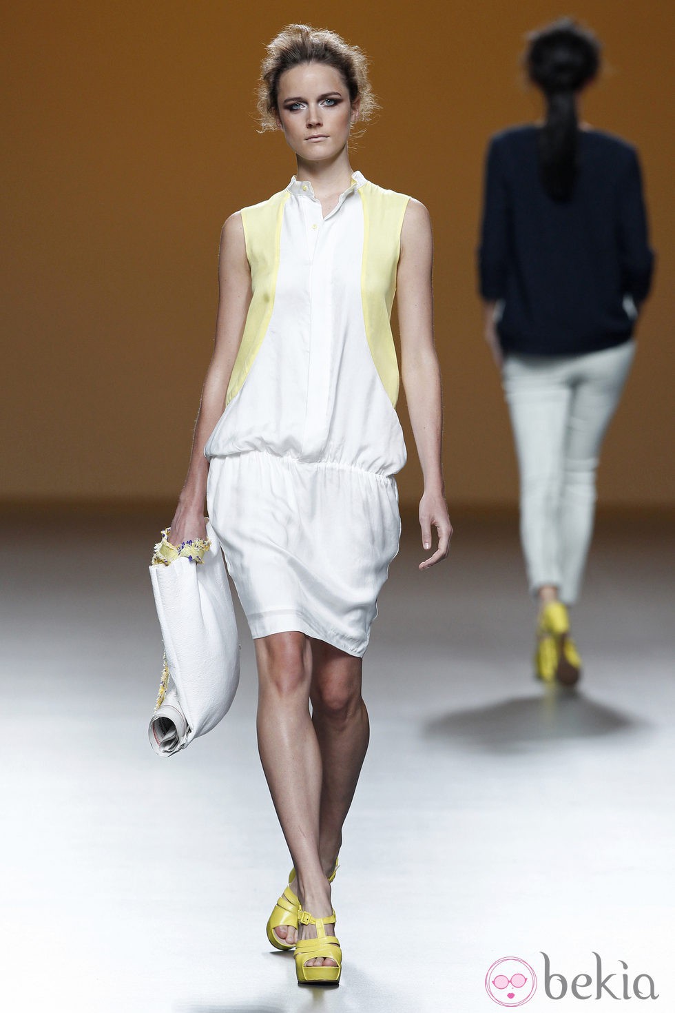 Vestido blanco de la colección primavera/verano 2014 de Sara Coleman en Madrid Fashion Week