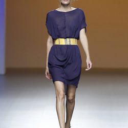 Vestido morado con transparencias de la colección primavera/verano 2014 de Sara Coleman en Madrid Fashion Week