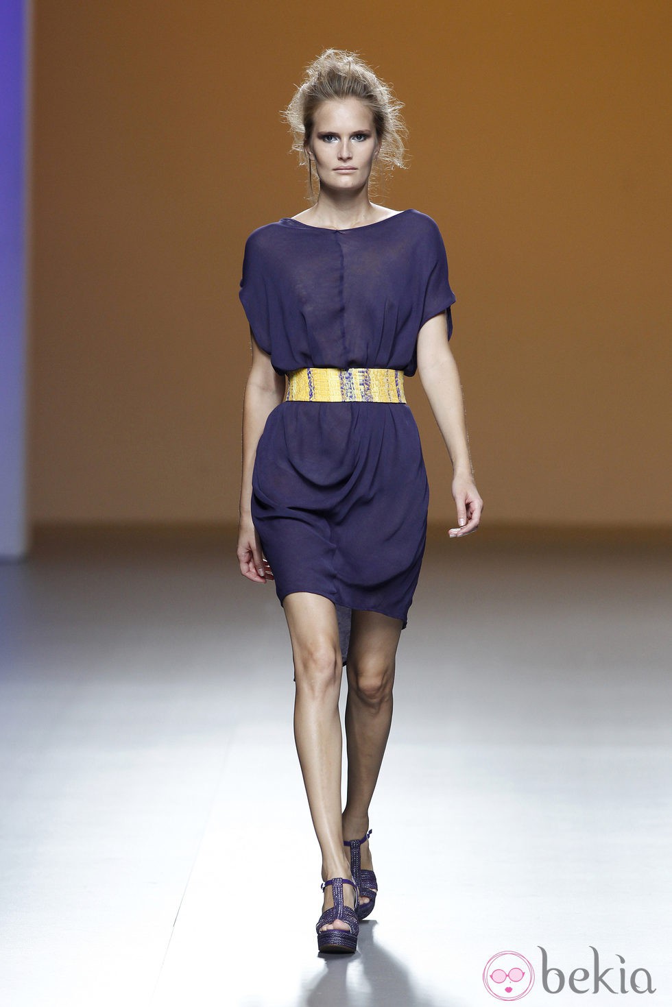 Vestido morado con transparencias de la colección primavera/verano 2014 de Sara Coleman en Madrid Fashion Week