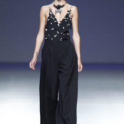 Mono negro de la colección primavera/verano 2014 de Moisés Nieto en Madrid Fashion Week