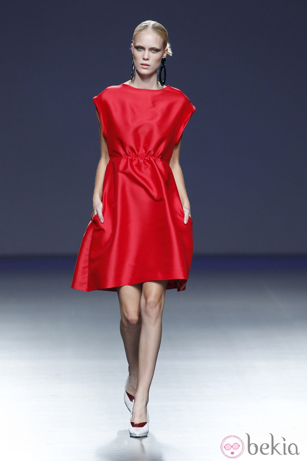 Vestido rojo de la colección primavera/verano 2014 de Moisés Nieto en Madrid Fashion Week