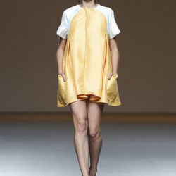 Vestido amarillo de la colección primavera/verano 2014 de Moisés Nieto en Madrid Fashion Week