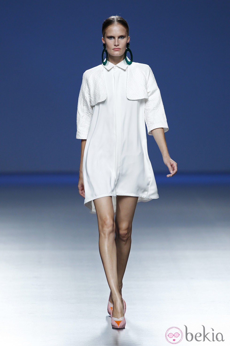 Vestido blanco de la colección primavera/verano 2014 de Moisés Nieto en Madrid Fashion Week