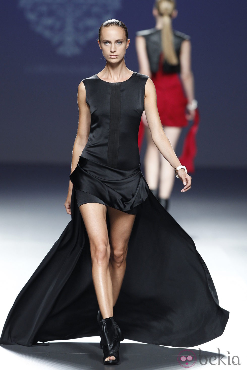 Vestido negro de la colección primavera/verano 2014 de Lorena Saravia en el EGO Madrid Fashion Week