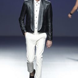 Chaqueta de cuero negra de la colección primavera/verano 2014 de Lorena Saravia en el EGO Madrid Fashion Week