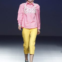 Pantalón amarillo y camisa de la colección primavera/verano 2014 de Victor von Schawarz en el EGO Madrid Fashion Week