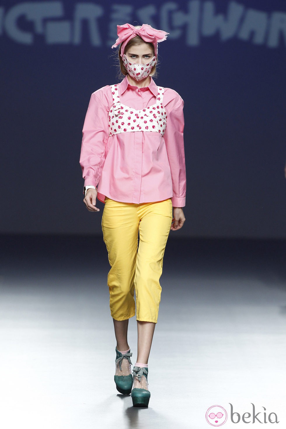 Pantalón amarillo y camisa de la colección primavera/verano 2014 de Victor von Schawarz en el EGO Madrid Fashion Week