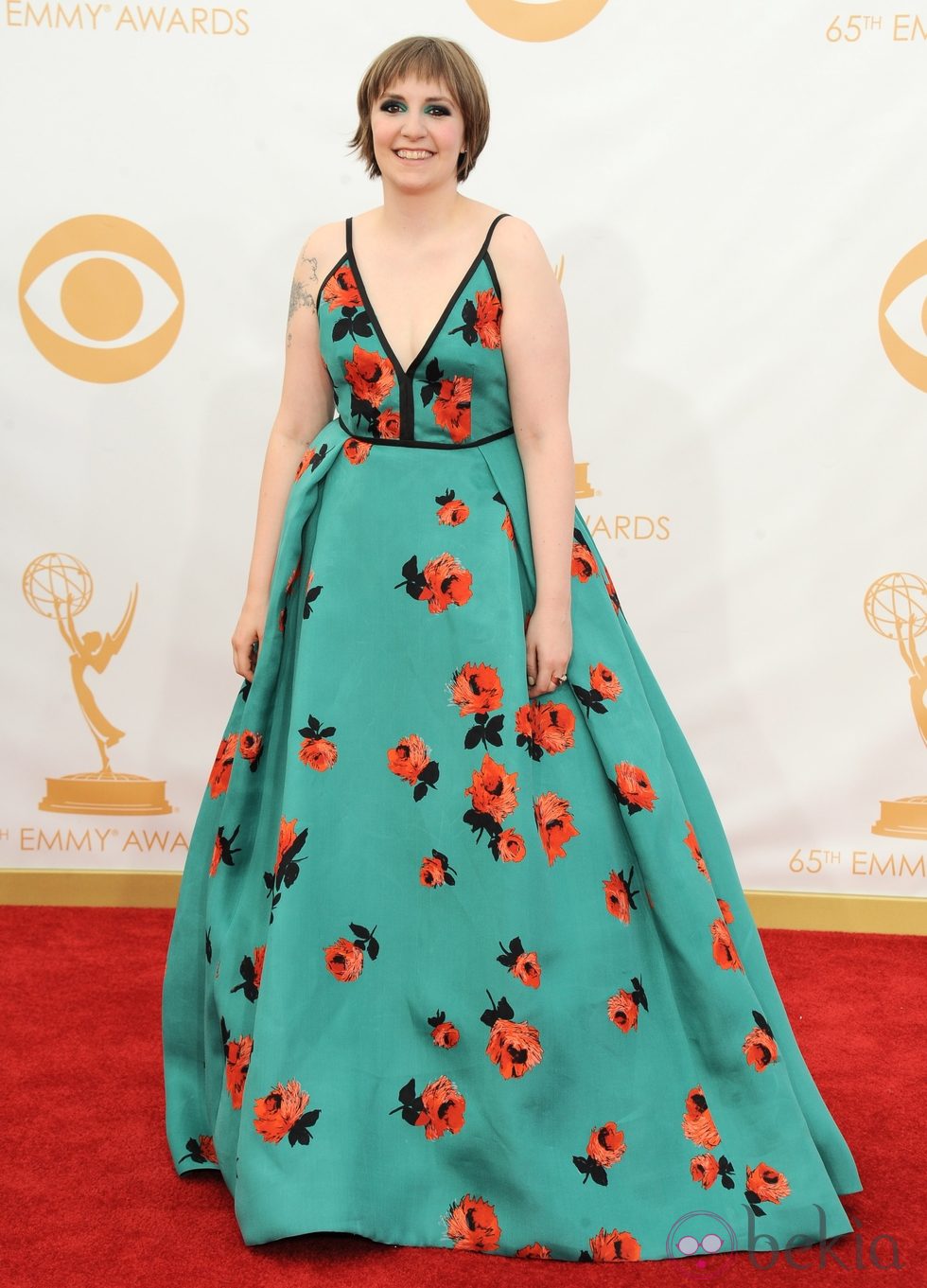 Lena Dunham con un vestido de Prada en la alfombra roja de los premios Emmy 2013