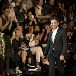 Marc Jacobs saluda tras su último desfile como diseñador de Louis Vuitton