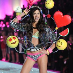 Sara Sampaio durante el Victoria's Secret Fashion Show 2013