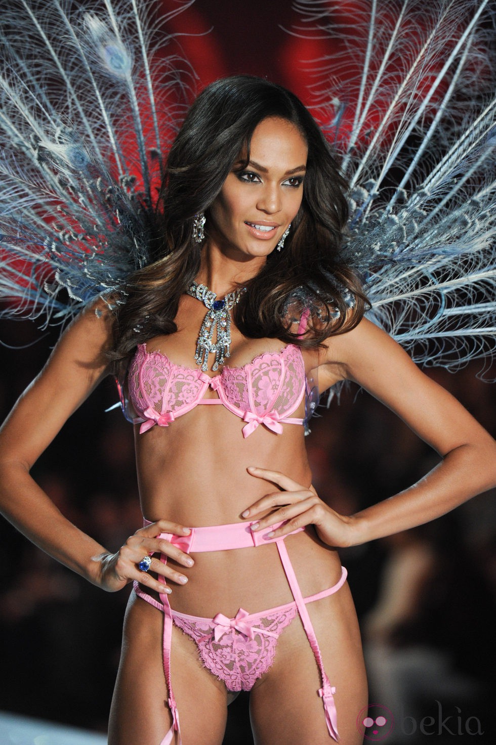 Joan Smalls desfilando durante el Victoria's Secret Fashion Show 2013