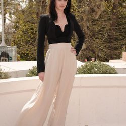 Eva Green con pantalón palazzo blanco