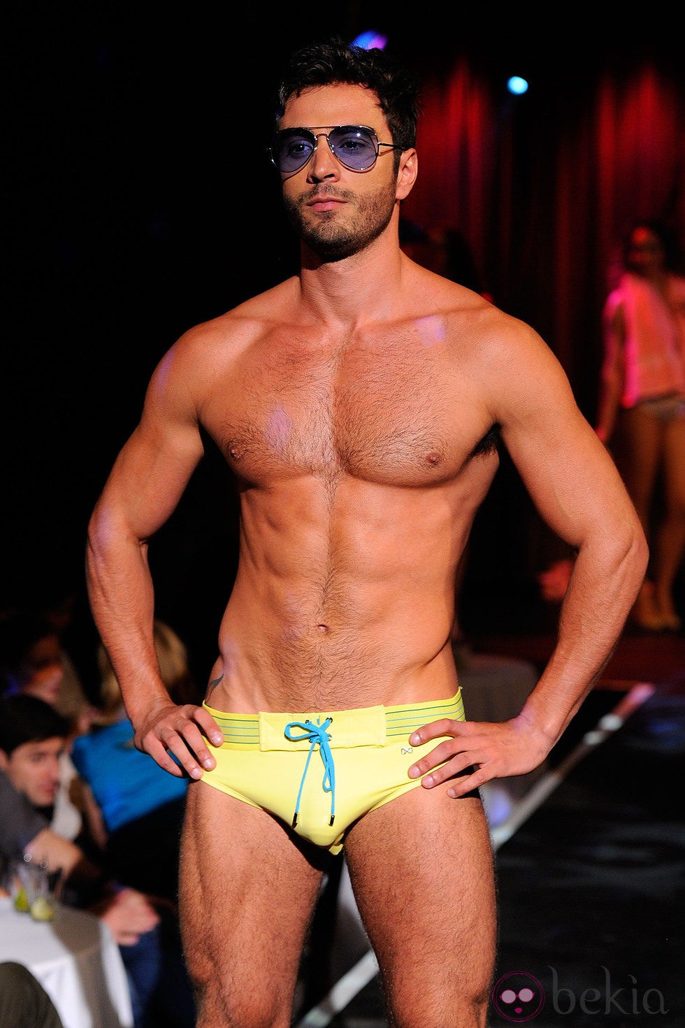 Modelo con slip amarillo de 2(X)ist para verano de 2012