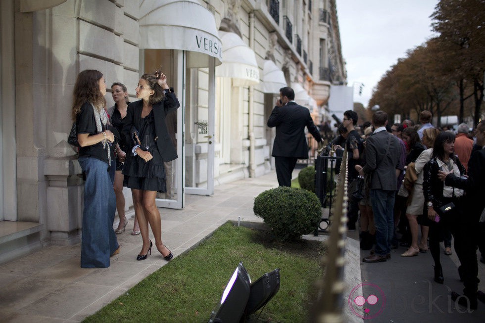 Ambiente en la entrada de Versace en la Vogue Fashion's Night Out de Paris