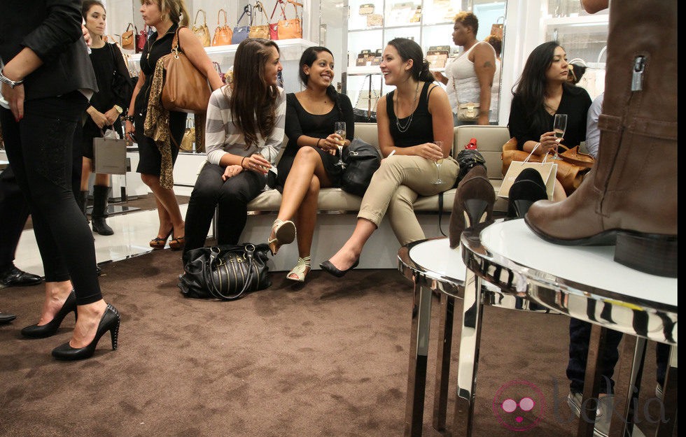 Asistentes a la Vogue Fashion's Night Out de Nueva York en la tienda de Michael Kors