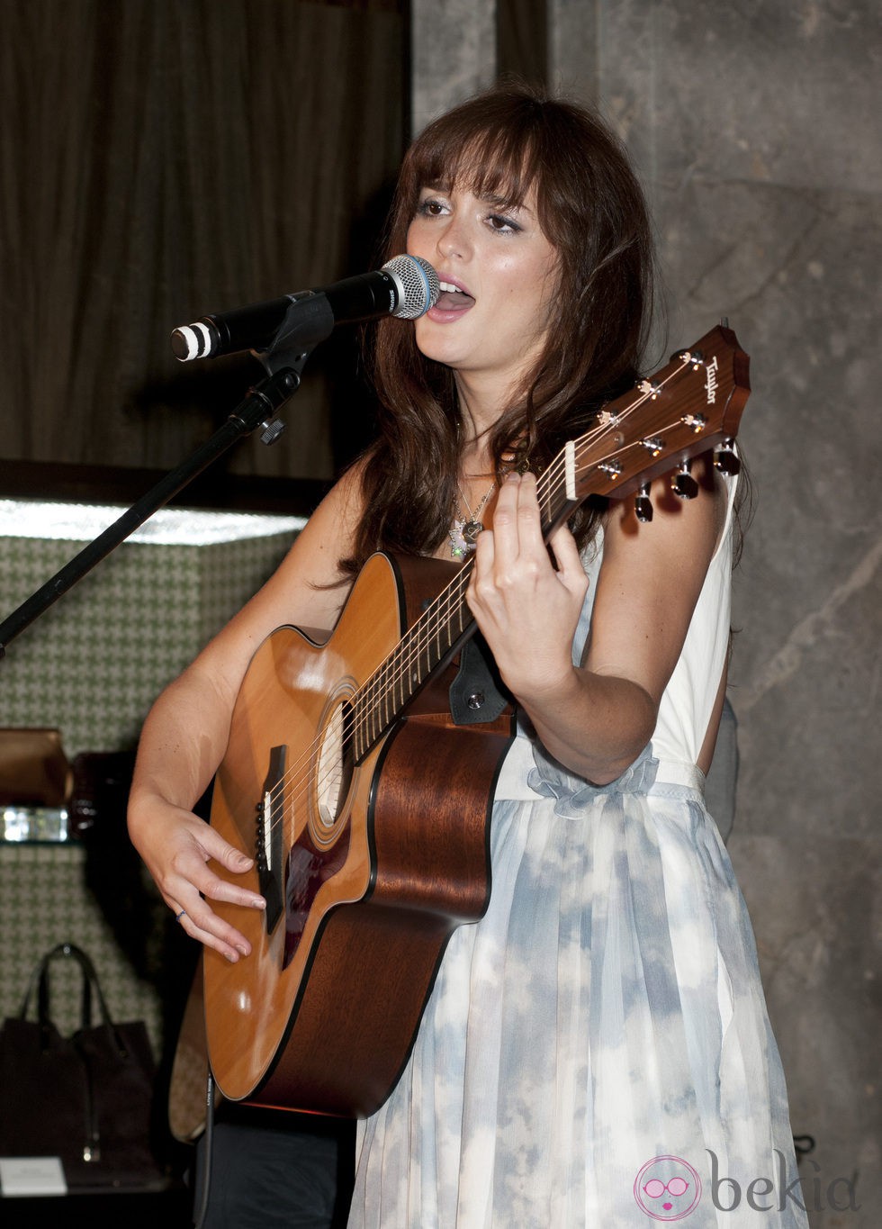 Leighton Meester canta en la Vogue Fashion's Night Out 2011 de Nueva York