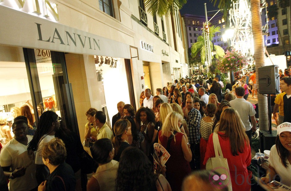 Ambiente junto a la tienda de Lanvin durante la Vogue Fashion's Night Out 2011 de Beverly Hills