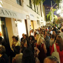 Ambiente junto a la tienda de Lanvin durante la Vogue Fashion's Night Out 2011 de Beverly Hills