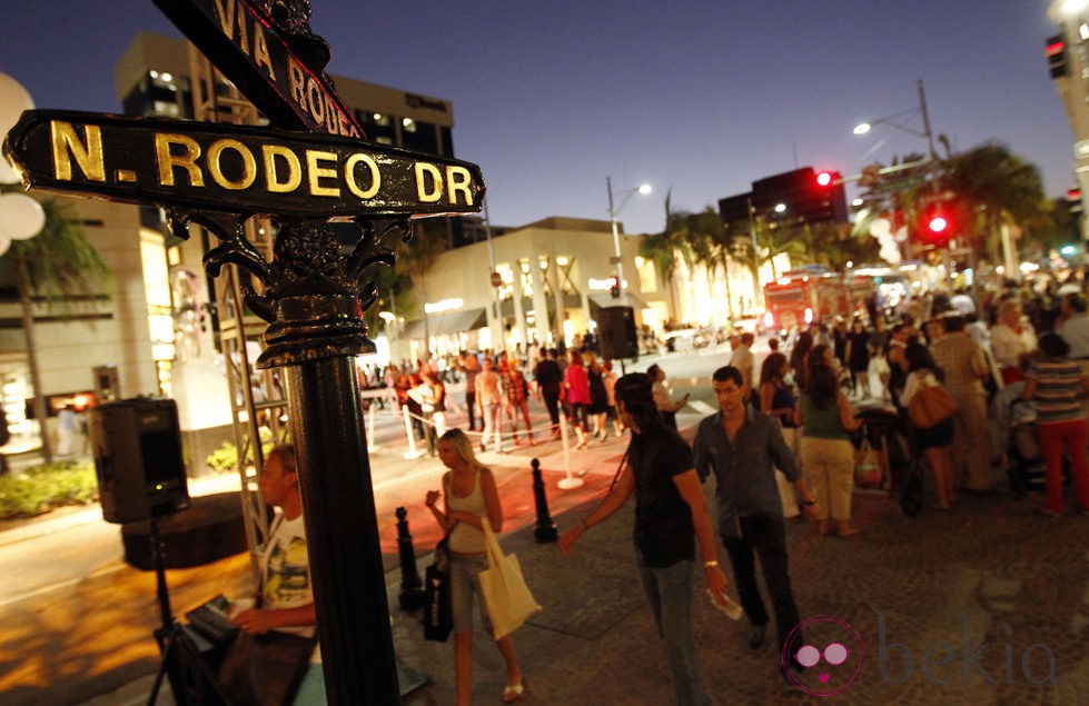 Ambiente en Rodeo Drive durante la Vogue Fashion's Night Out 2011 de Beverly Hills