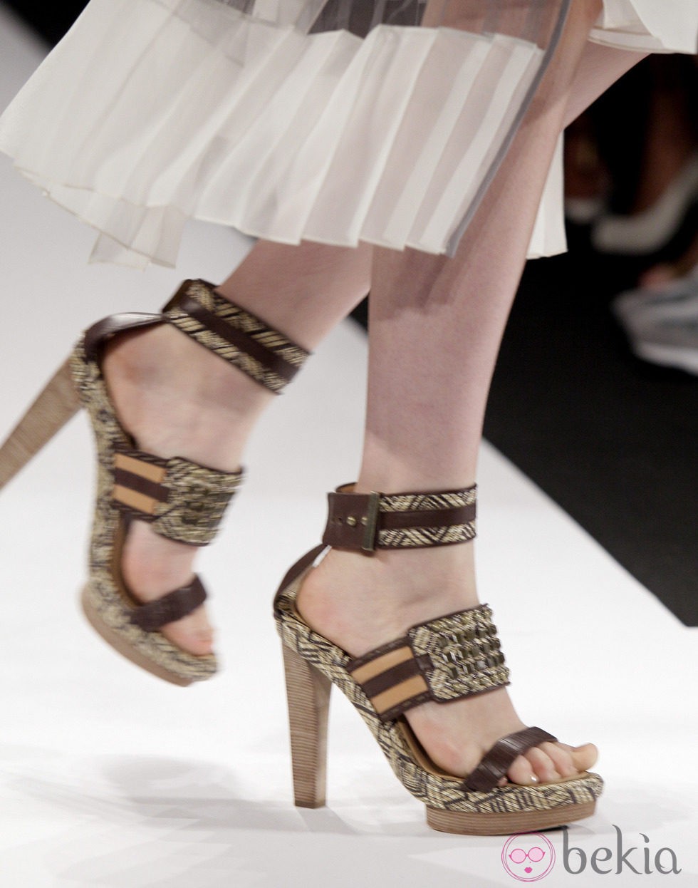 Sandalias de inspiración étnica de BCBG Max Azria, colección primavera de 2012