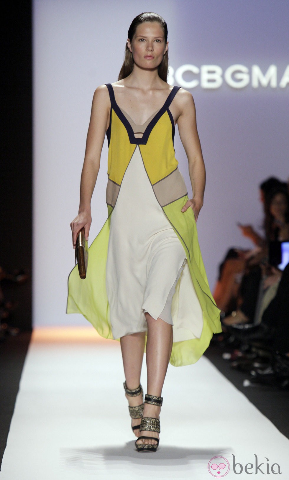 Vestido con capas de BCBG Max Azria, colección primavera de 2012