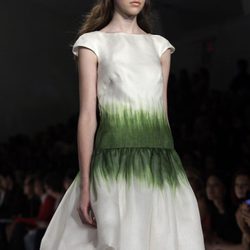 La hierba decora este vestido de Tadashi Shoji, colección primavera de 2012