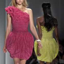 Falda con forma de pétalos de Tadashi Shoji, colección primavera de 2012