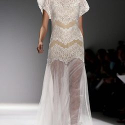 Diseño blanco de encaje de Tadashi Shoji, colección primavera de 2012