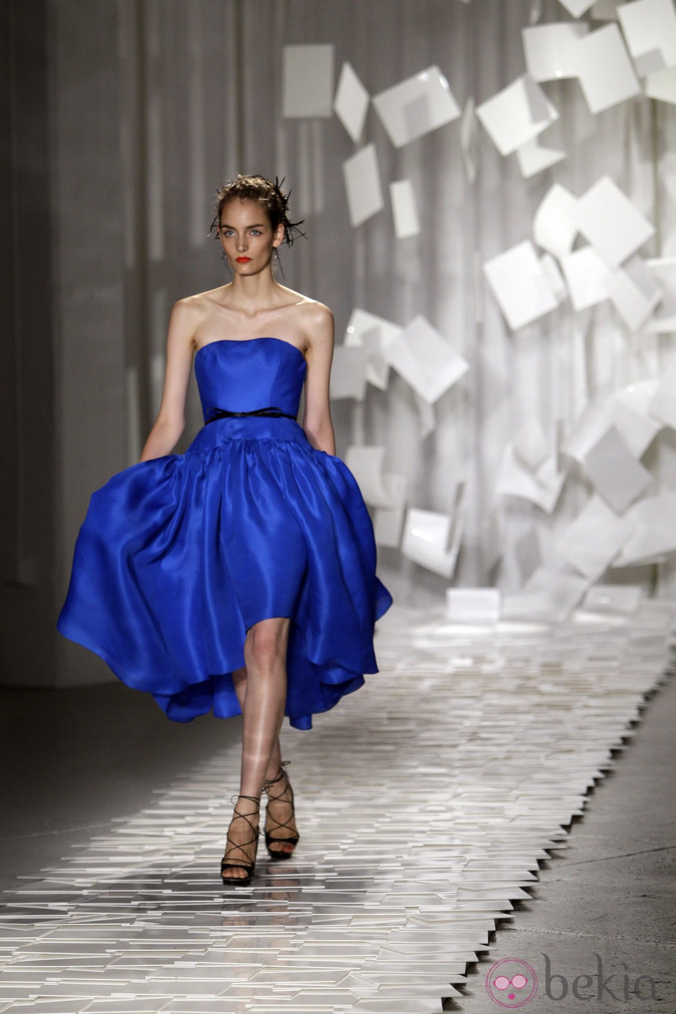 Vestido azul con falda abullonada de Jason Wu, colección primavera de 2012