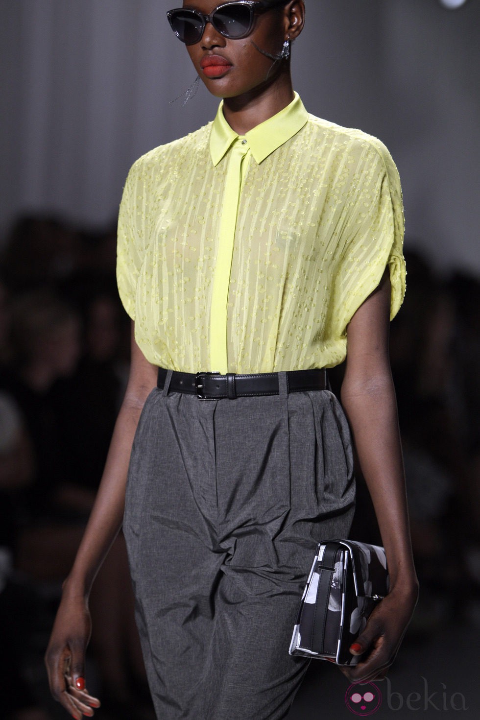 Camisa amarilla con lentejuelas de Jason Wu, colección primavera de 2012