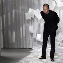 Jason Wu saluda tras presentar su colección para primavera de 2012