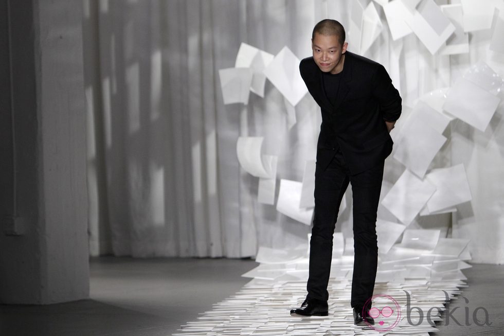 Jason Wu saluda tras presentar su colección para primavera de 2012