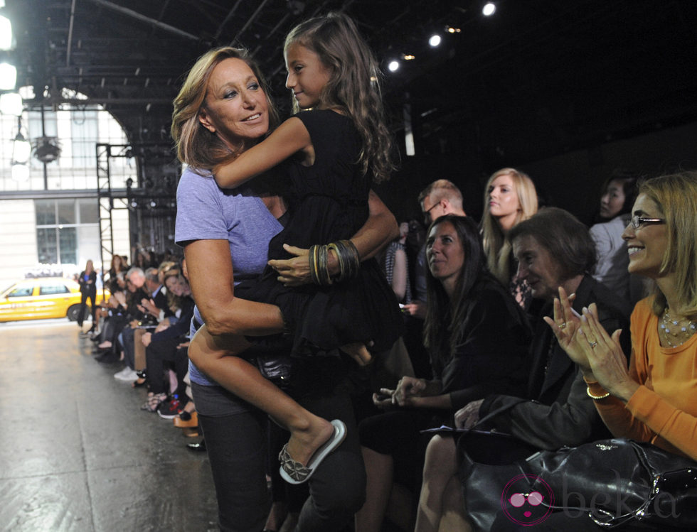 Donna Karan, con su nieta, saluda tras el desfile de DKNY, colección primavera 2012