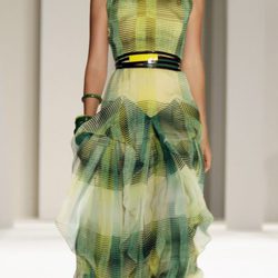 Traje de noche con rayas de Carolina Herrera, colección primavera 2012