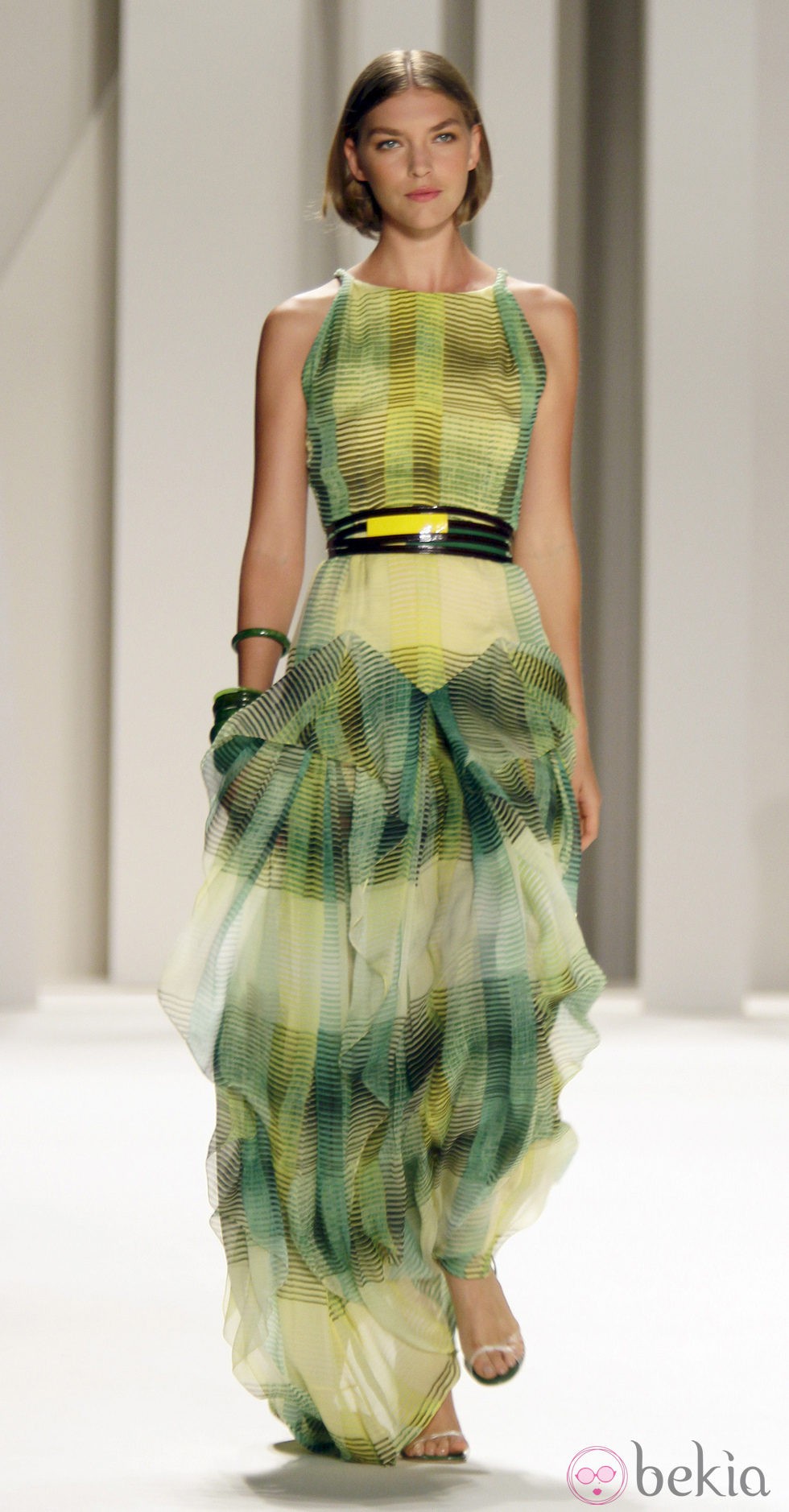 Traje de noche con rayas de Carolina Herrera, colección primavera 2012