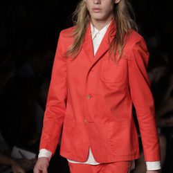 Traje de chaqueta rojo de Marc by Marc Jacobs, colección primavera 2012