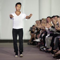 El diseñador Prabal Gurung saluda tras presentar la colección para primavera de 2012