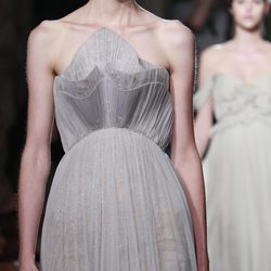 Escote palabra de honor de Marchesa, colección primavera de 2012