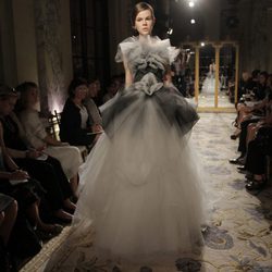 Diseño con falda de tul de Marchesa, colección primavera de 2012